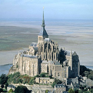 Abbazia di Mont Saint Michel, tesoro del gotico francese circondato dal mare