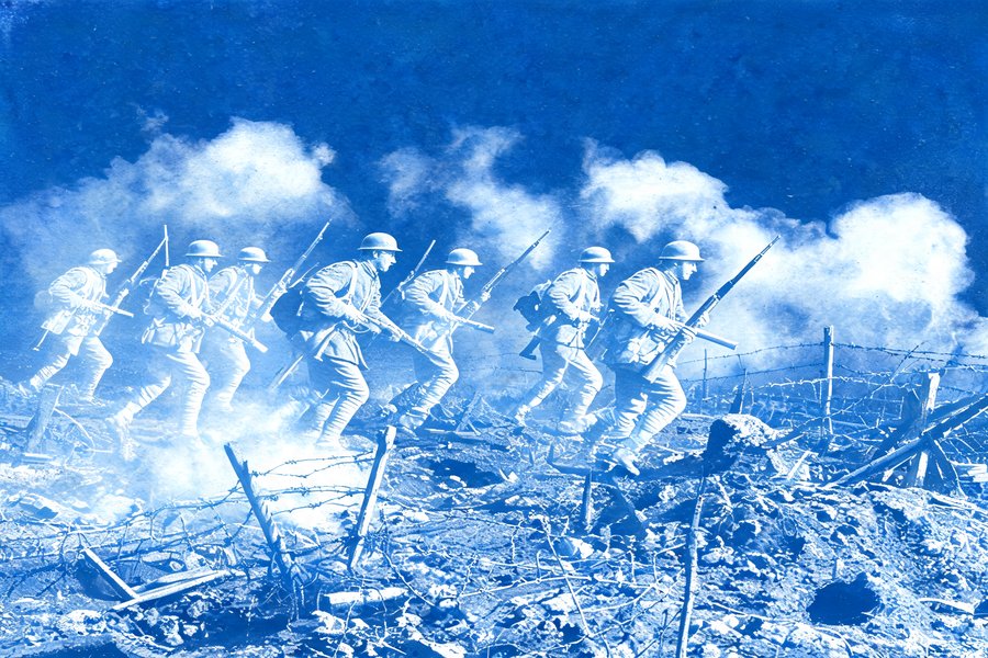 Soldati britannici in ritirata attraverso un campo di battaglia devastato nel 1914