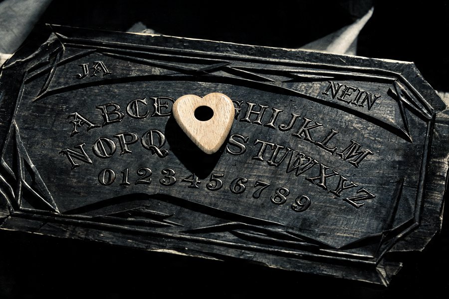 Tavola Ouija in legno con lettere, numeri e planchette a forma di cuore