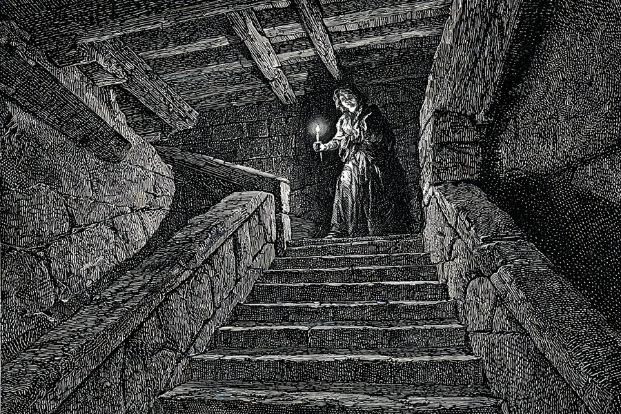 Una figura femminile nell'ombra in cima a una scala gotica con una candela e il solaio buio sopra: Bertha Mason e la pazza nel solaio di Jane Eyre in stile incisione