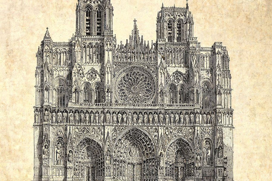La facciata della cattedrale di Amiens con i tre portali scolpiti