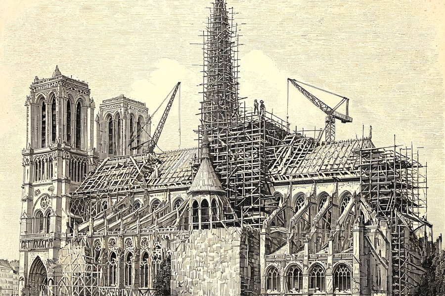 Notre-Dame di Parigi durante la ricostruzione con le impalcature