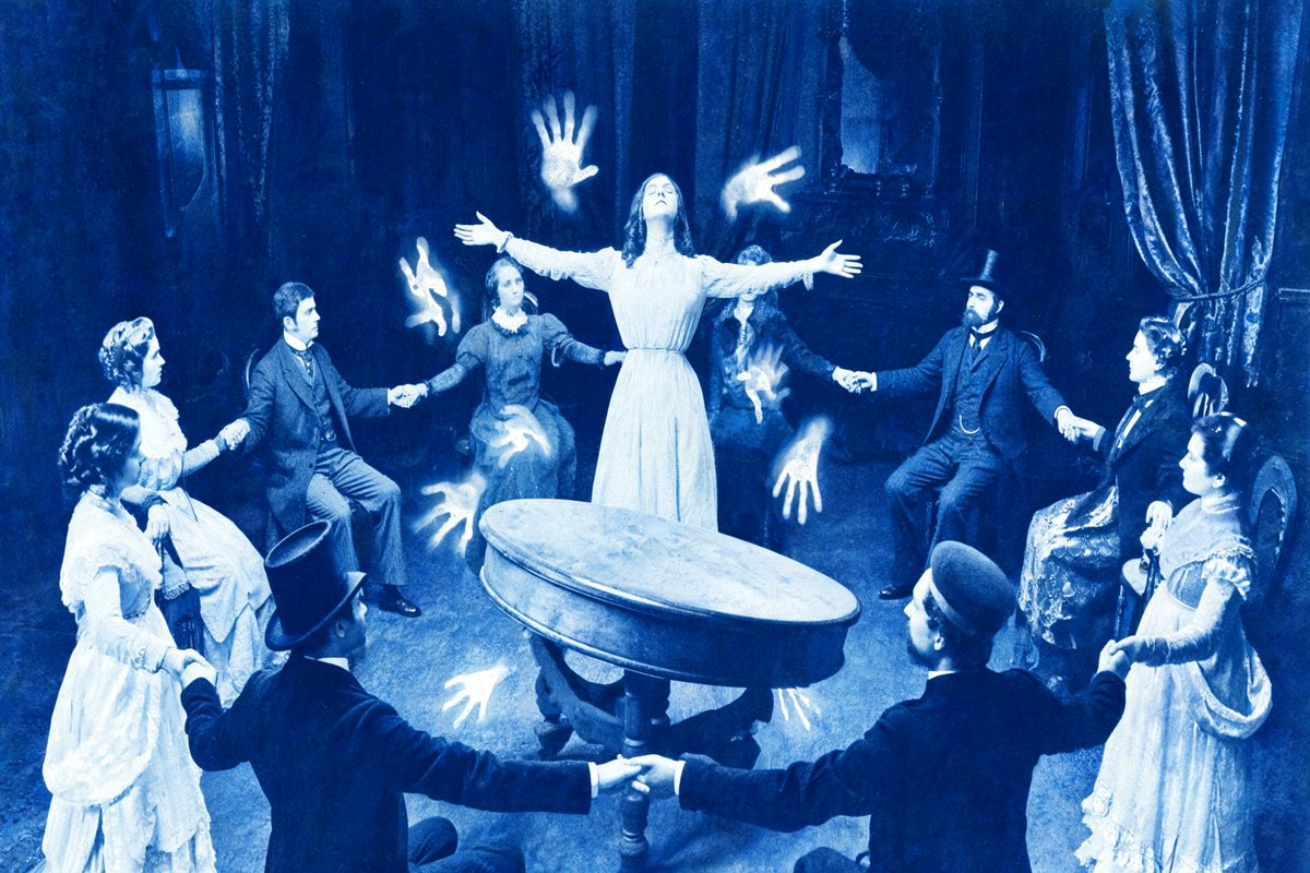 Eusapia Palladino durante una seduta spiritica con tavolo levitante