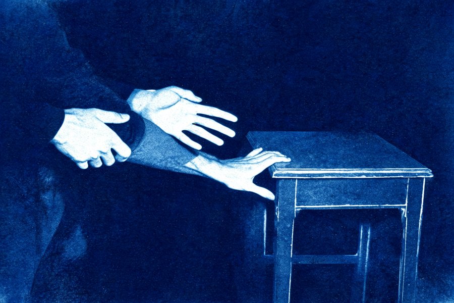 Il trucco della mano liberata nel buio durante una seduta spiritica