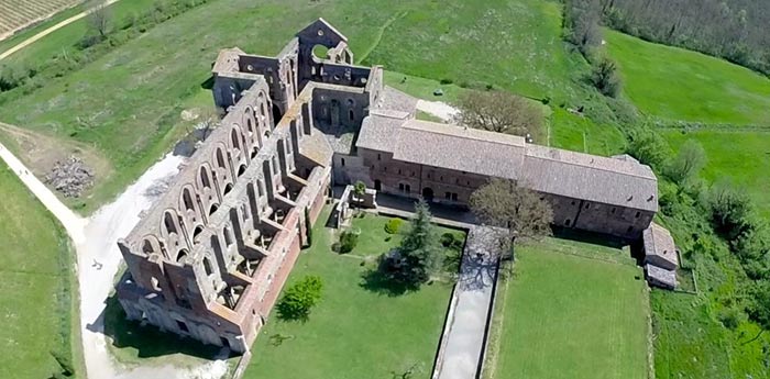 Abbazia di San Galgano, architettura gotica e la spada nella roccia