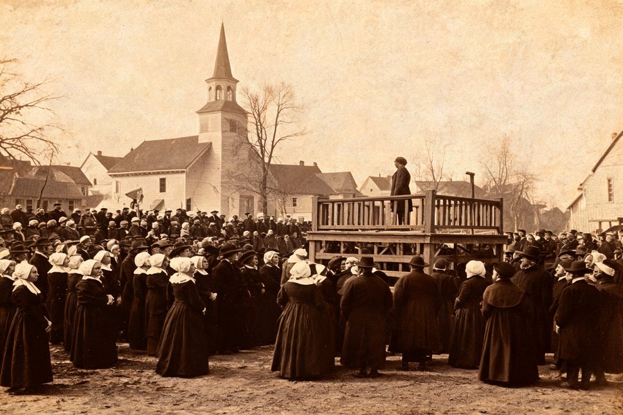 Una comunità puritana del New England riunita in giudizio nella piazza del villaggio: il peso del peccato puritano in Hawthorne e La Lettera Scarlatta in stile daguerreotype