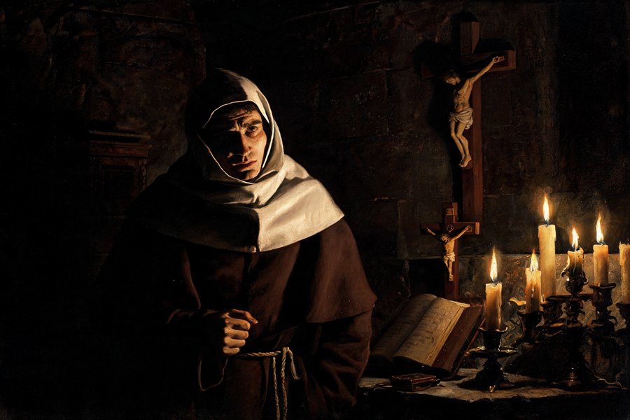 Un monaco incappucciato in una cella gotica con il viso rivelato a metà in un chiaroscuro di candela: Ambrosio e il monaco corrotto nel romanzo gotico in stile Caravaggio