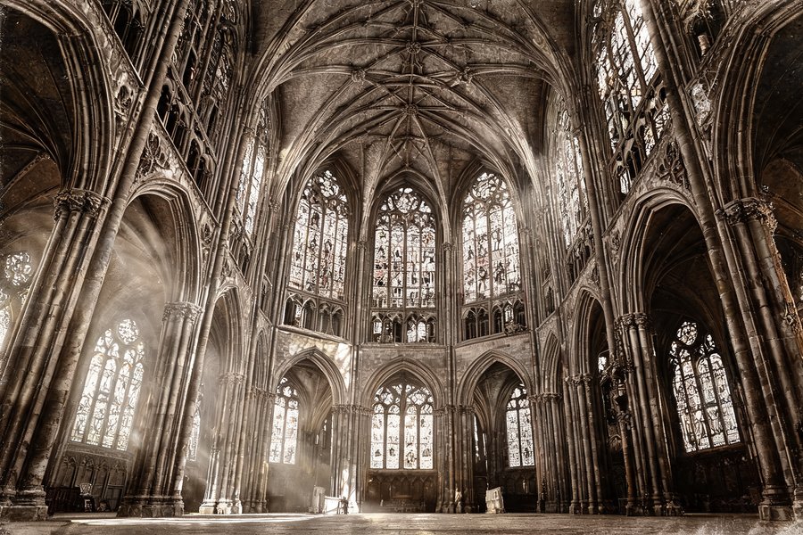 Interno della Cattedrale di San Vito a Praga: volta gotica a crociera e vetrate policrome che filtrano la luce in dagherrotipo