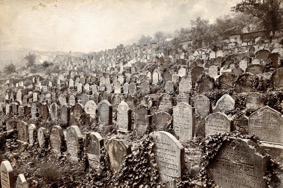 Il Cimitero Ebraico Vecchio di Praga con le lapidi medievali ammassate su dodici strati: la tomba di Rabbi Löw creatore del Golem