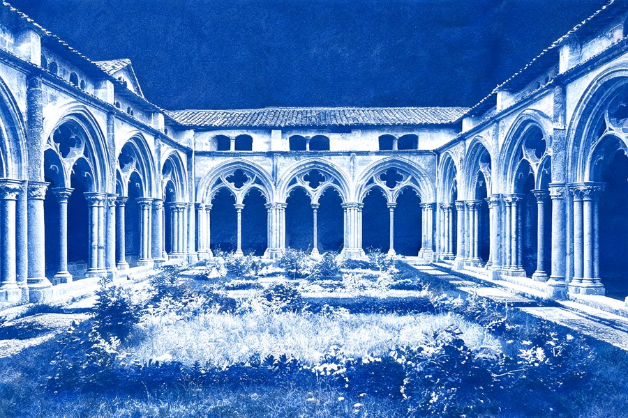 Il chiostro dell'abbazia di Fossanova con le colonnine binate e gli archi gotici del XIII secolo, giardino monastico