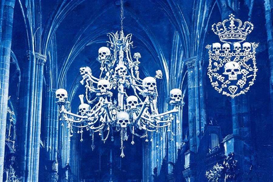Il lampadario di ossa della Sedlec Ossuary di Kutná Hora: crani e femori compongono il candelabro centrale con lo stemma Schwarzenberg sullo sfondo