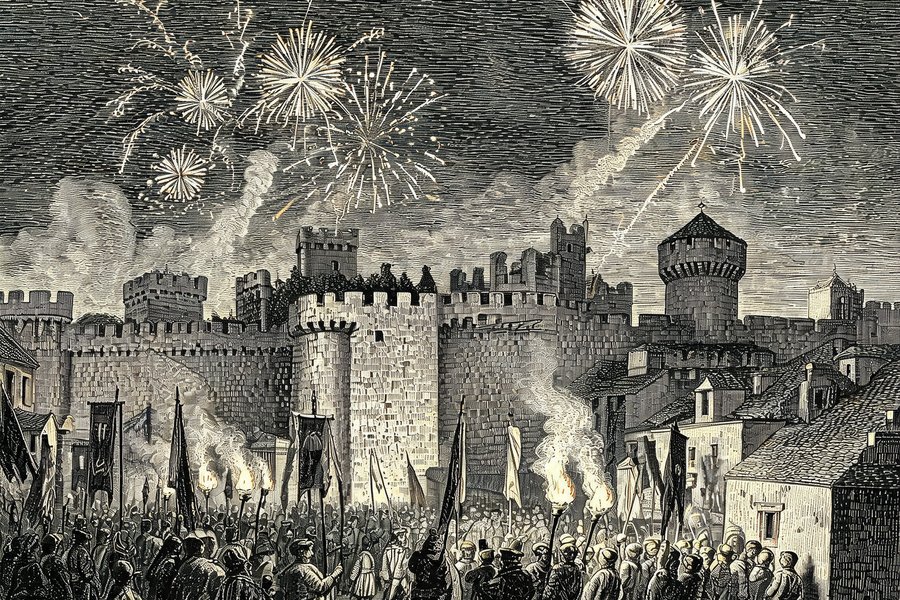 Fuochi d'artificio sopra la rocca durante il Palio di Mondaino