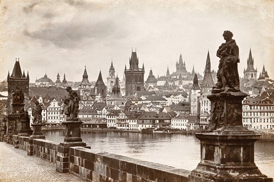 Le cento torri gotiche di Praga medievale viste dal Ponte Carlo: la skyline medievale più integra d'Europa in dagherrotipo