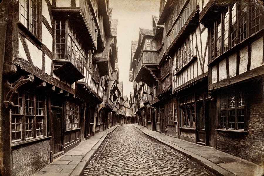 Lo Shambles di York: il vicolo medievale Tudor con le case a piani aggettanti che quasi si toccano in cima, acciottolato medievale