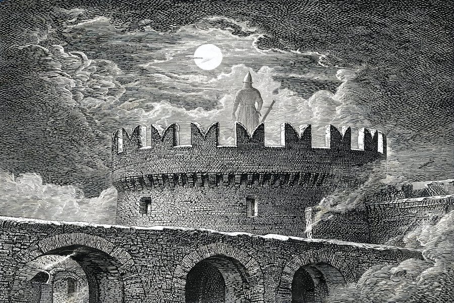 La torre Kiek in de Kok di Tallinn di notte avvolta nella nebbia baltica: la torre medievale con i tunnel segreti sotterranei e le leggende del soldato fantasma