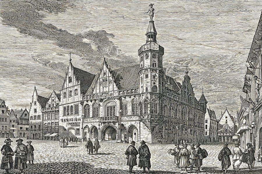 La Piazza del Municipio di Tallinn (Raekoja plats) con il Municipio gotico del 1402-1404 e la torre con il Vecchio Thomas, centro della vita medievale anseatica