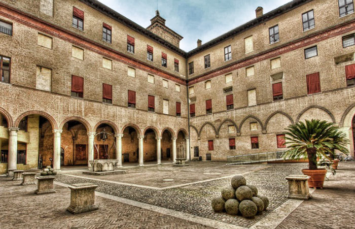 cortile interno castello estense di Ferrara