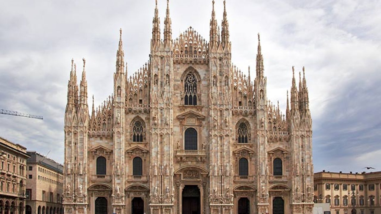 Il Duomo Di Milano Ha Terrazzi Da Cui Si Ammira La Madonnina E Tutta La Citta