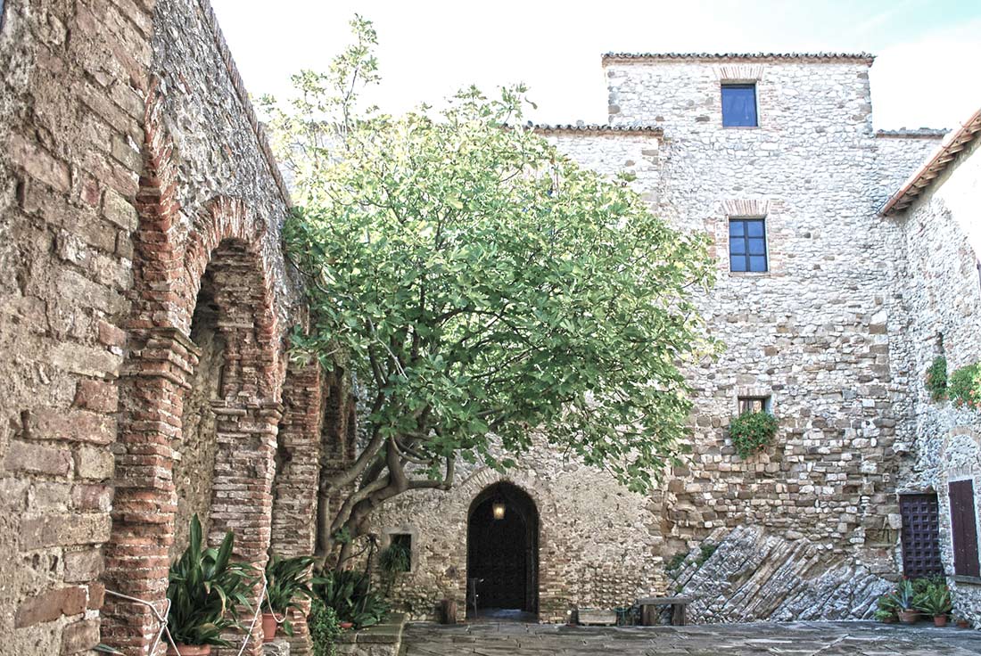 Cortile interno del castello di Montebello, fantasma di azzurrina