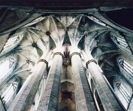 interno della cattedrale di Santa Maria del Mar in Spagna