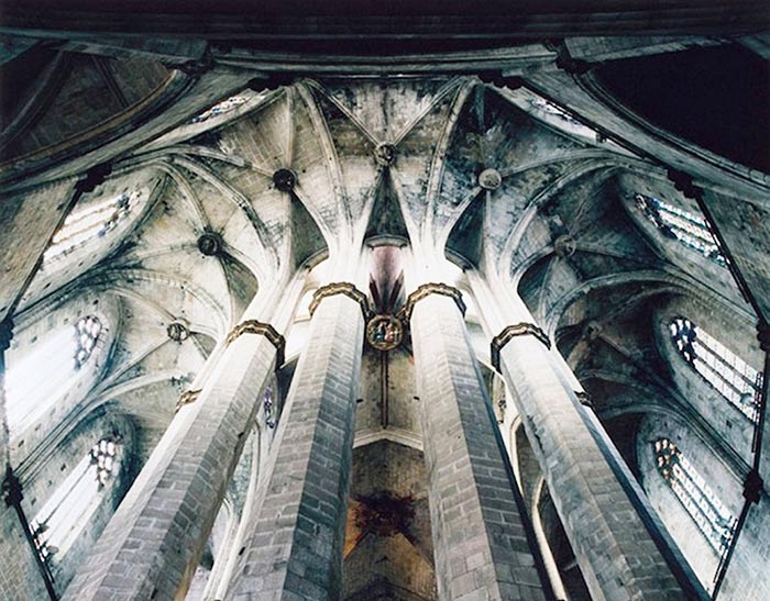 interno della cattedrale di Santa Maria del Mar in Spagna