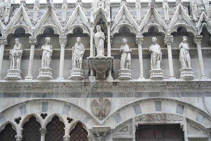 Statue di Santa Maria della Spina a Pisa