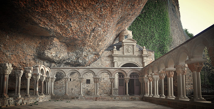 Cortile del monastero di San Juan de la Pena