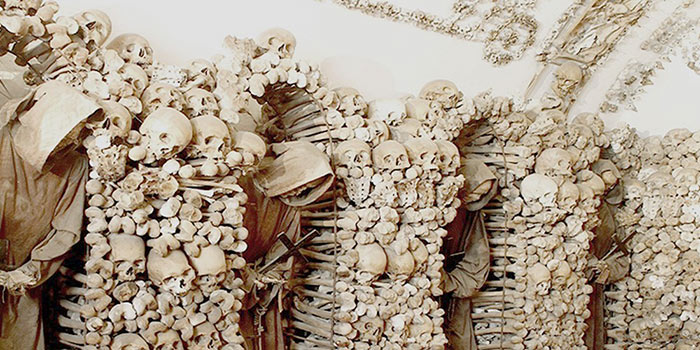 gli scheletri della cripta dei cappuccini