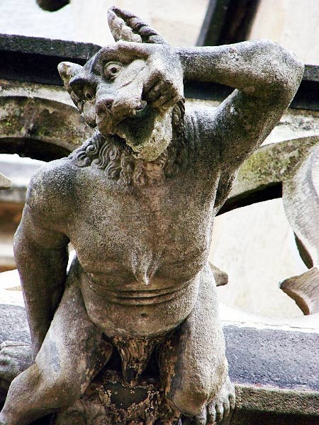 licantropo gargoyle in una cattedrale gotica