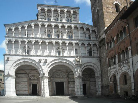 La facciata del duomo di Lucca