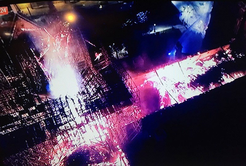 Vista dall'alto nella notte del tetto in fiamme di Notre Dame di Parigi