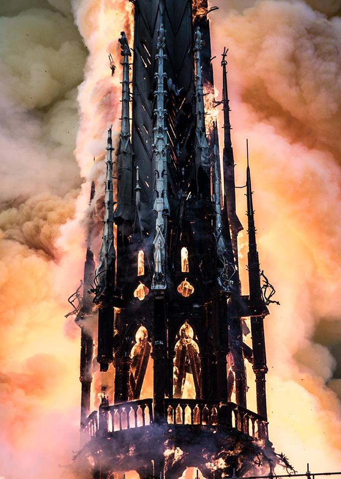 Guglia di Notre Dame de Paris mentre brucia
