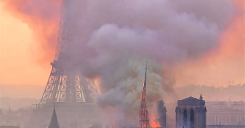 Notre dame di Parigi in fiamme