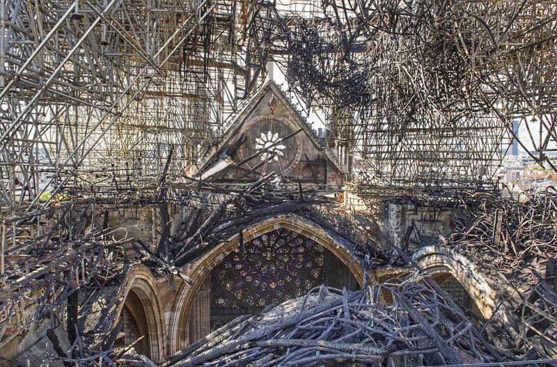 Il tetto di Notre Dame di Parigi dopo l'incendio