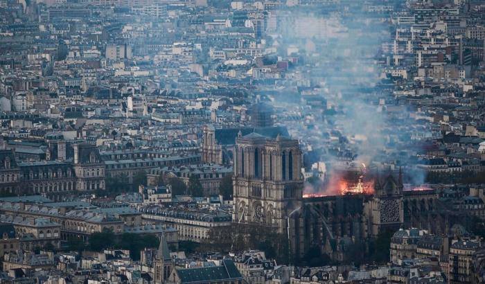 Il tetto di Notre Dame di Parigi mentre brucia