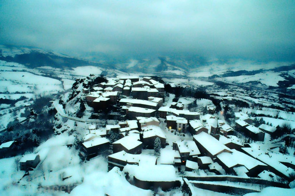 Il borgo di Pennabilli sotto la neve