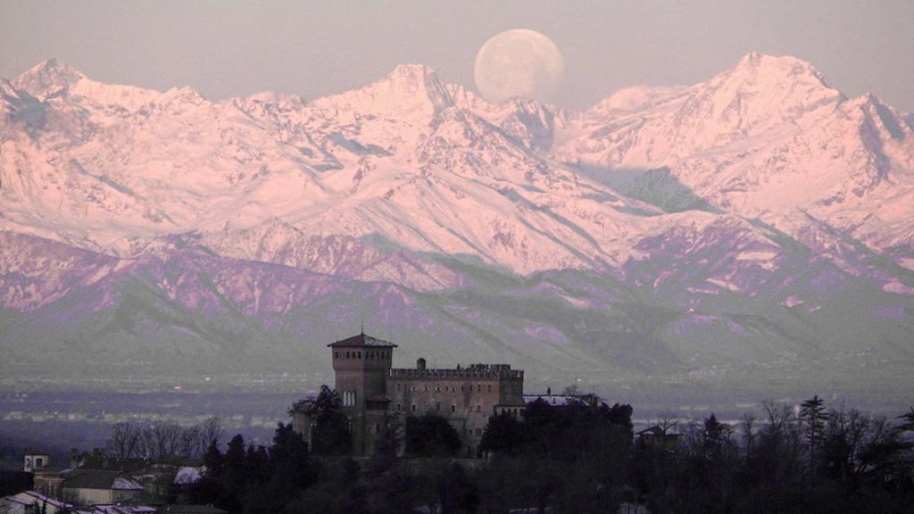 vista delle alpi dal castello di Gabiano