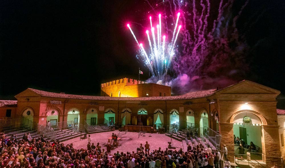 fuochi artificiali durante il Palio di Mondaino