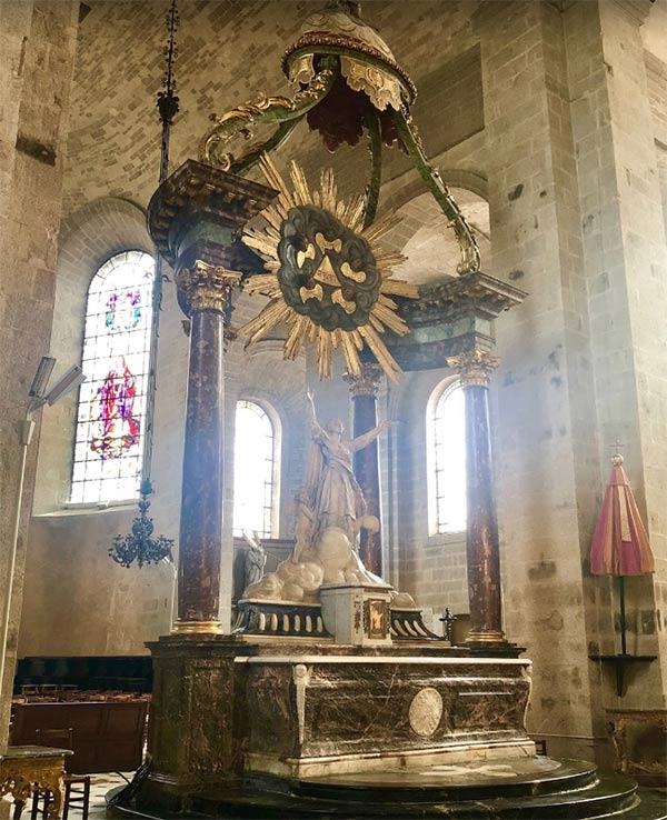 altare barocco della basilica di Alencon in Francia