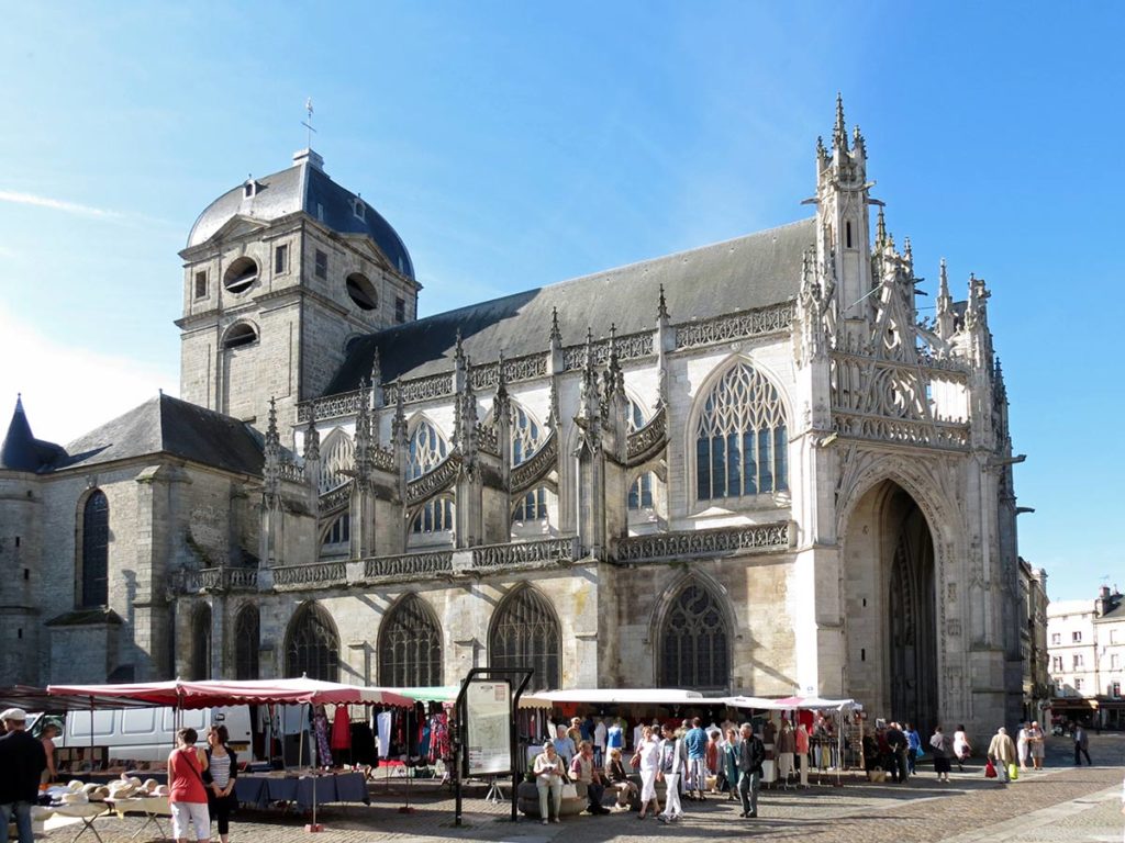 vista esterna della basilica di Alençon in Francia