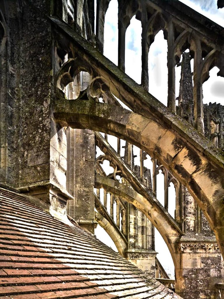 Arco rampante della cattedrale gotica di Notre Dame e Saint Laurent in Francia
