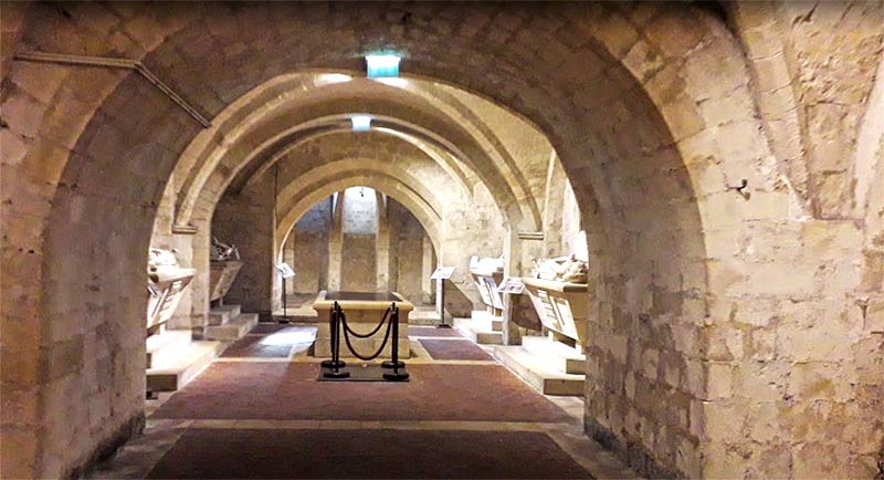 Cripta della cattedrale gotica di Notre Dame e Saint Laurent in Francia