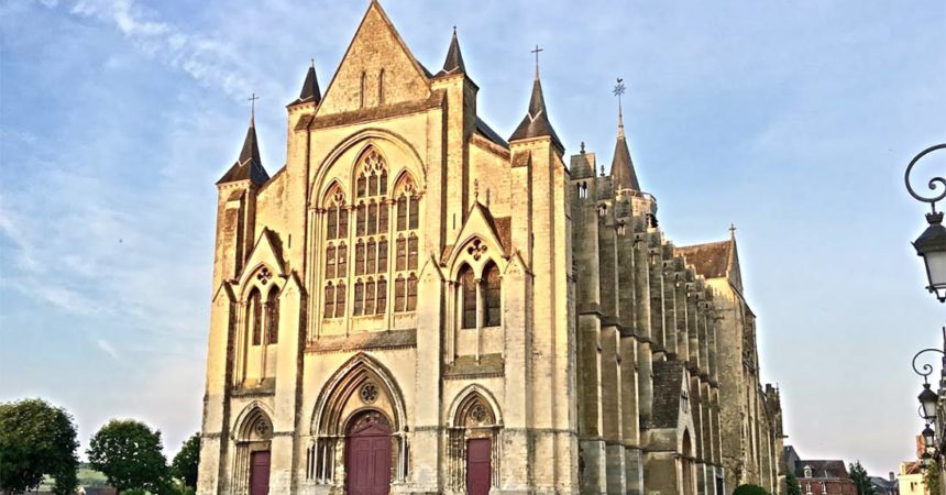 Fronte della cattedrale gotica di Notre Dame e Saint Laurent in Francia