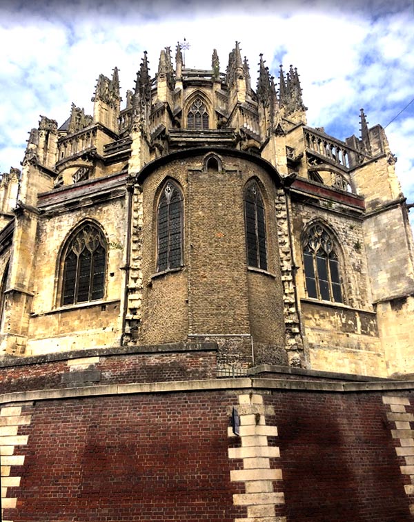 Esterno e retro della cattedrale gotica di Notre Dame e Saint Laurent in Francia