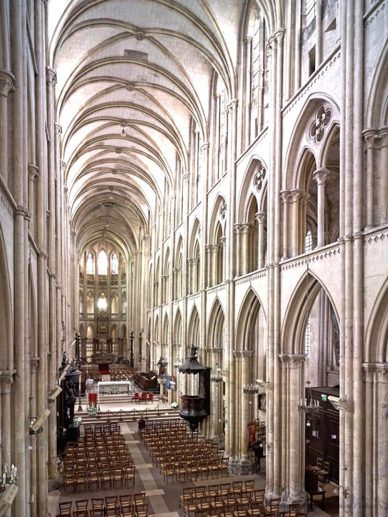 Interno della cattedrale gotica di Notre Dame e Saint Laurent in Francia
