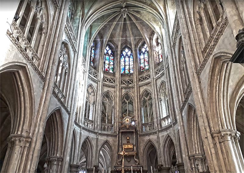Interno e coro della cattedrale gotica di Notre Dame e Saint Laurent in Francia