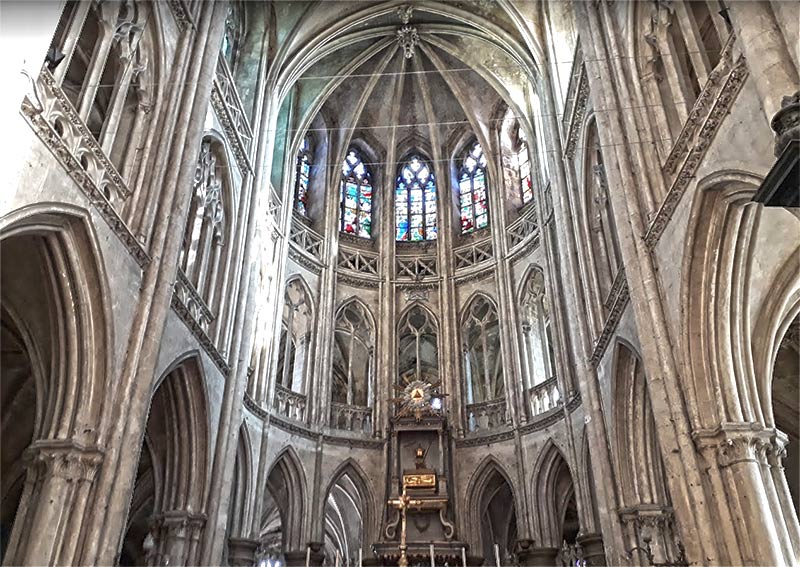 Interno e coro della cattedrale gotica di Notre Dame e Saint Laurent in Francia
