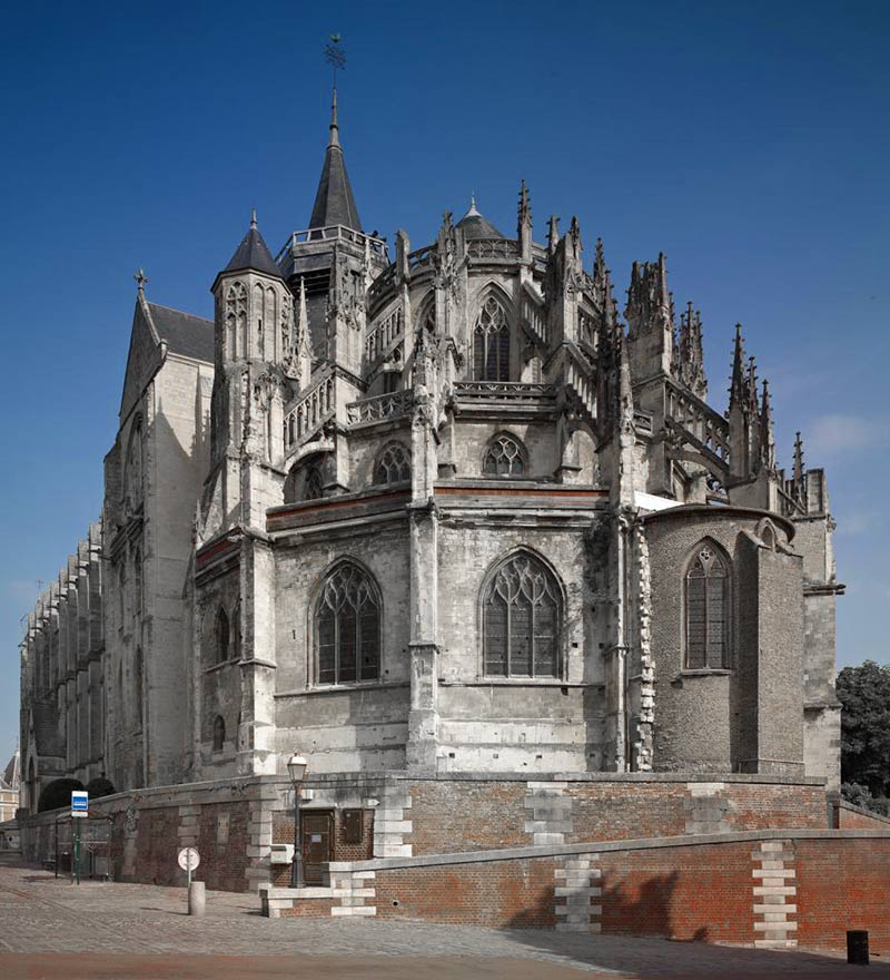 Lato est della cattedrale gotica di Notre Dame e Saint Laurent in Francia