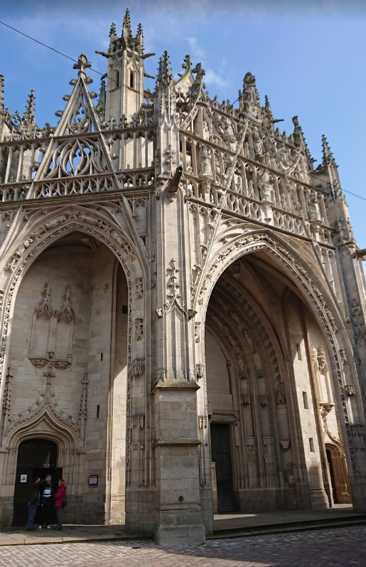 facciata gotica della basilica di Alençon in Francia
