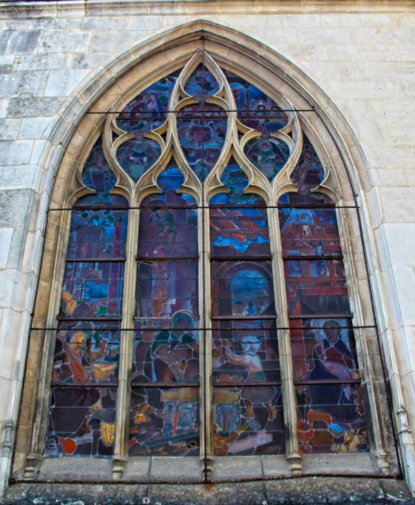 finestra in stile tardo gotico della basilica di Alençon in Francia
